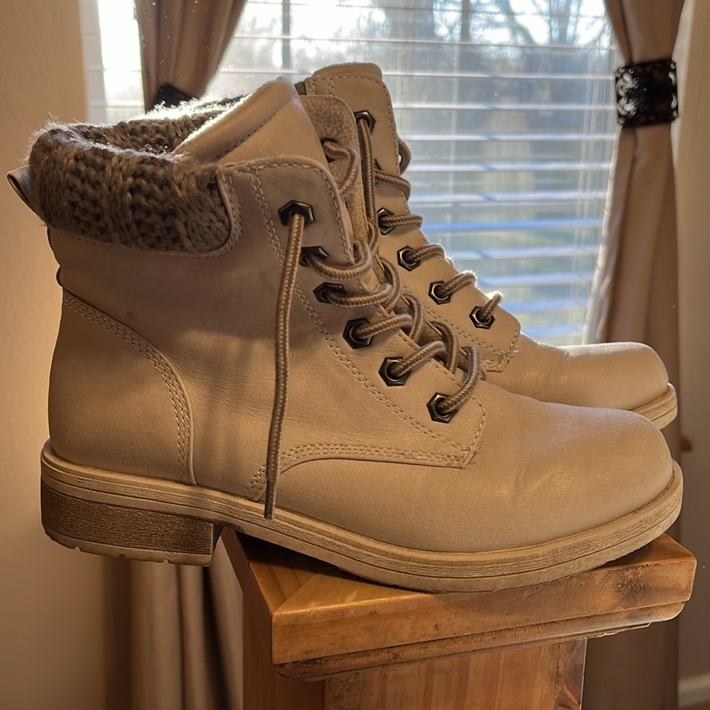 Size 8 boots - Picture 3 of 5